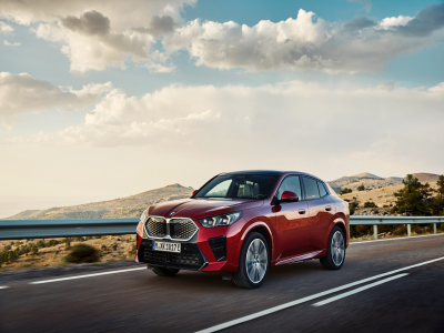 Felfrissül és „felvillanyozódik” a BMW X2-es